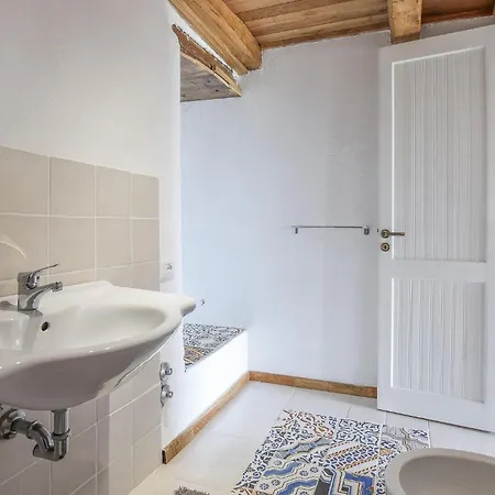 1 Bedroom Cozy In Longobardi